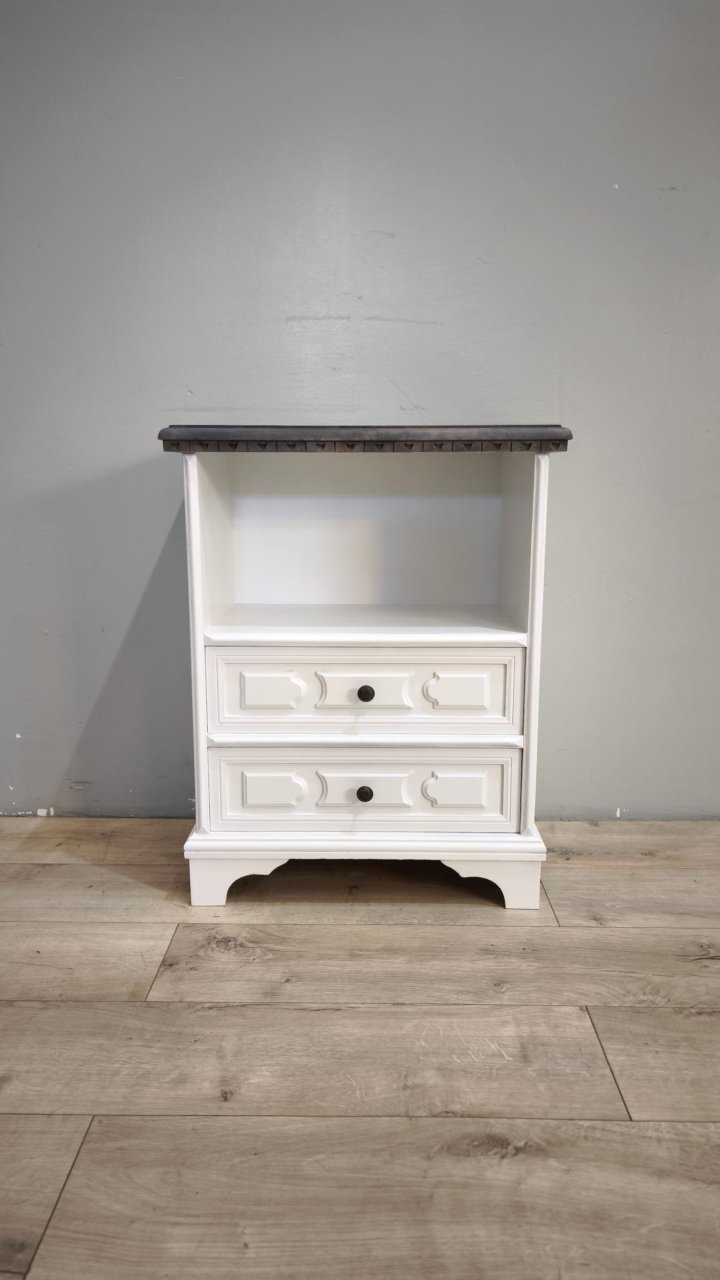 92592 Comodino in legno dipinto bianco con piano grigio
