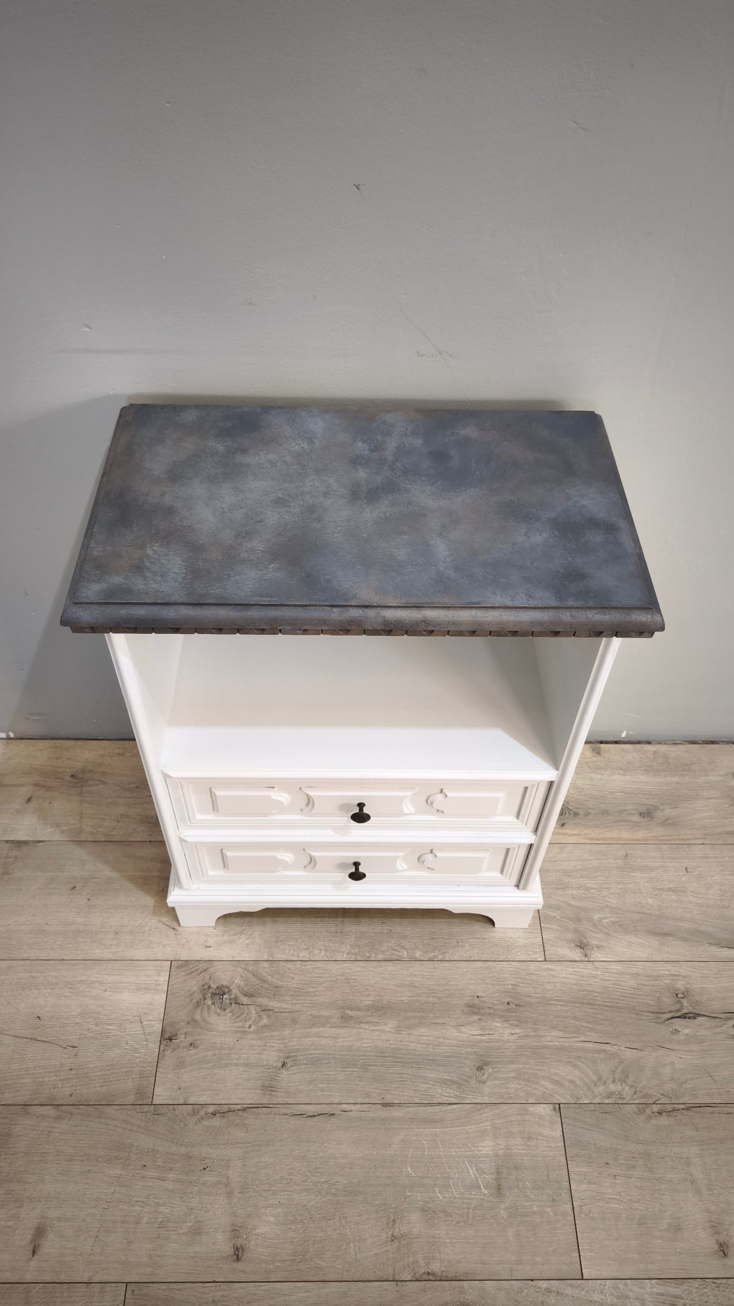 92592 Comodino in legno dipinto bianco con piano grigio
