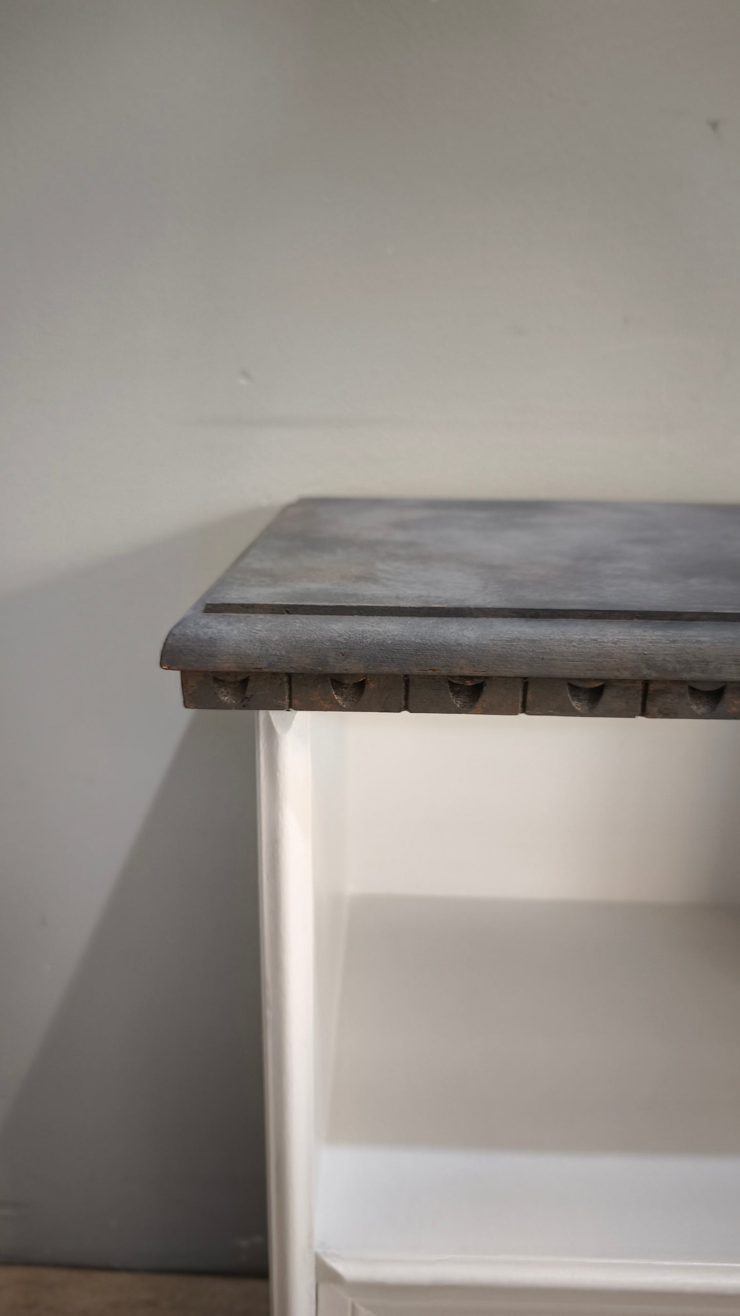 92592 Comodino in legno dipinto bianco con piano grigio