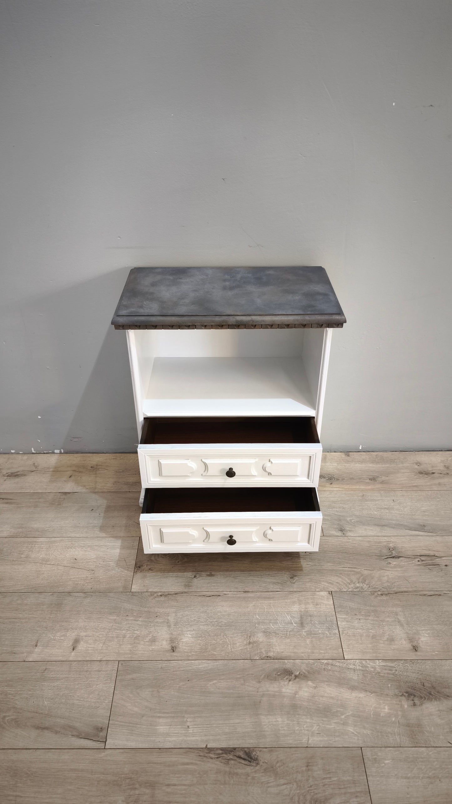 92592 Comodino in legno dipinto bianco con piano grigio