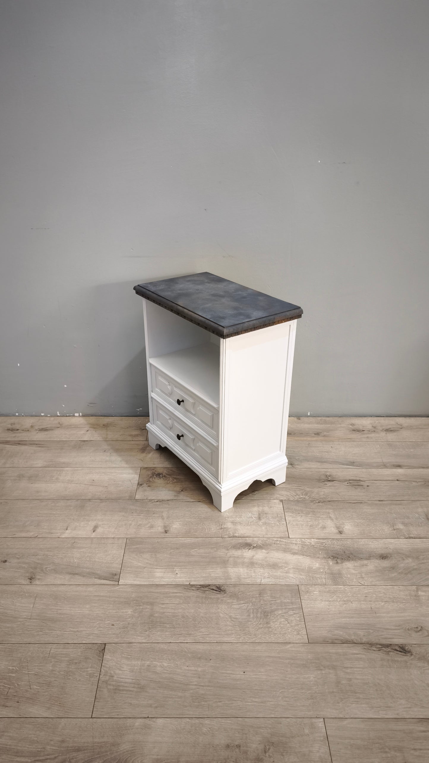 92592 Comodino in legno dipinto bianco con piano grigio