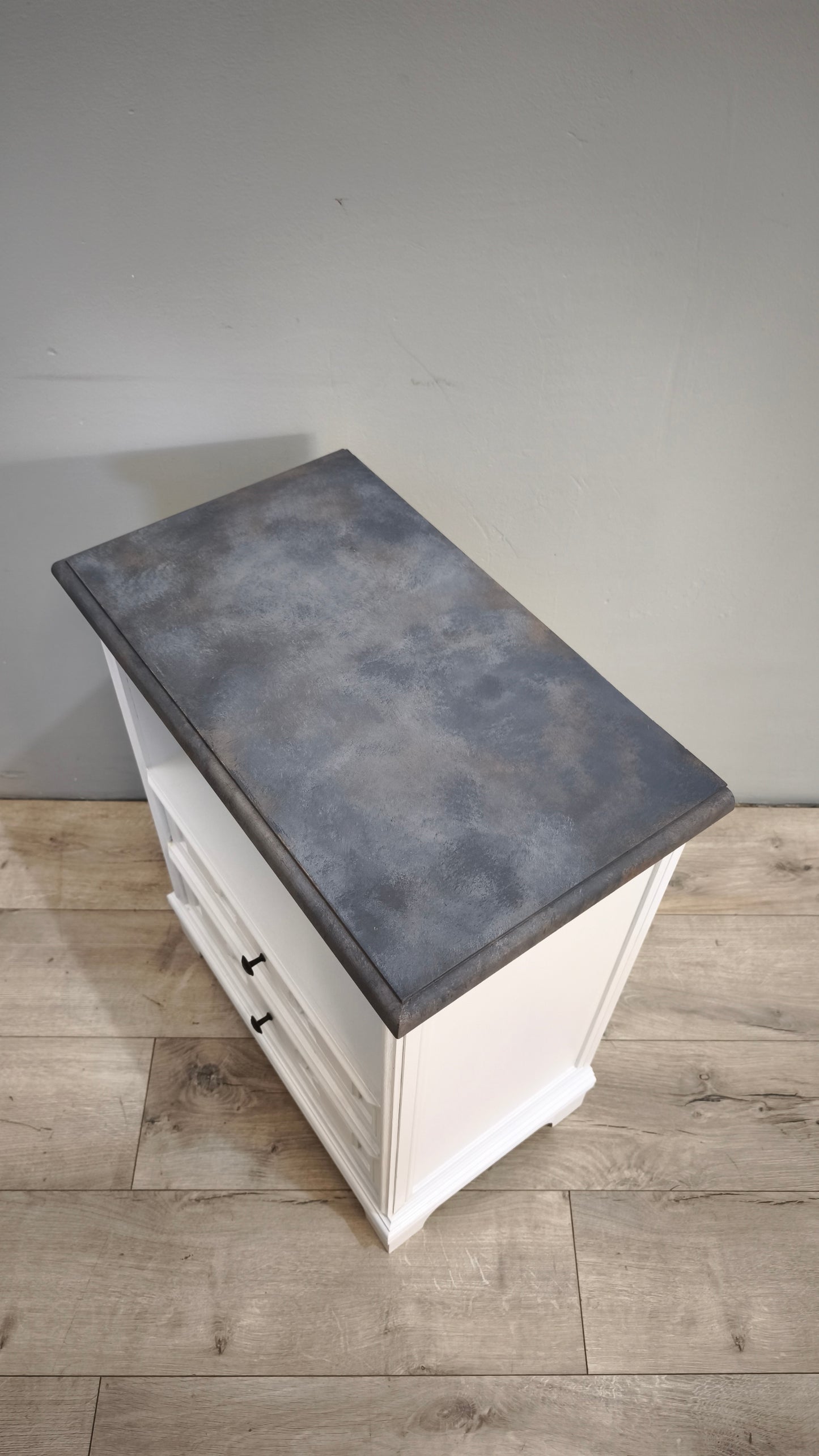 92592 Comodino in legno dipinto bianco con piano grigio