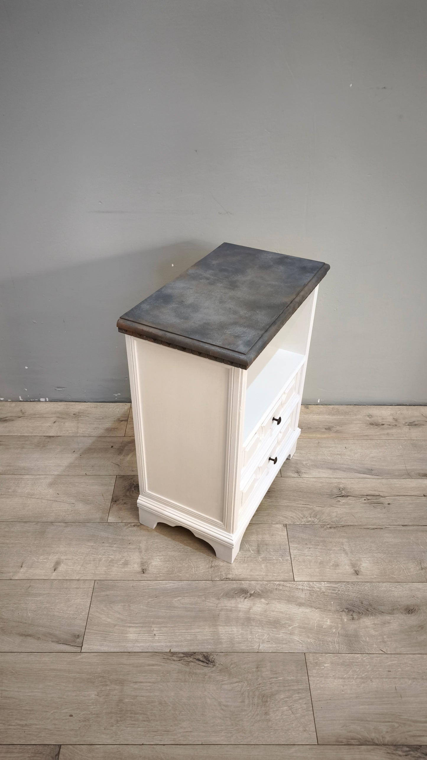 92592 Comodino in legno dipinto bianco con piano grigio