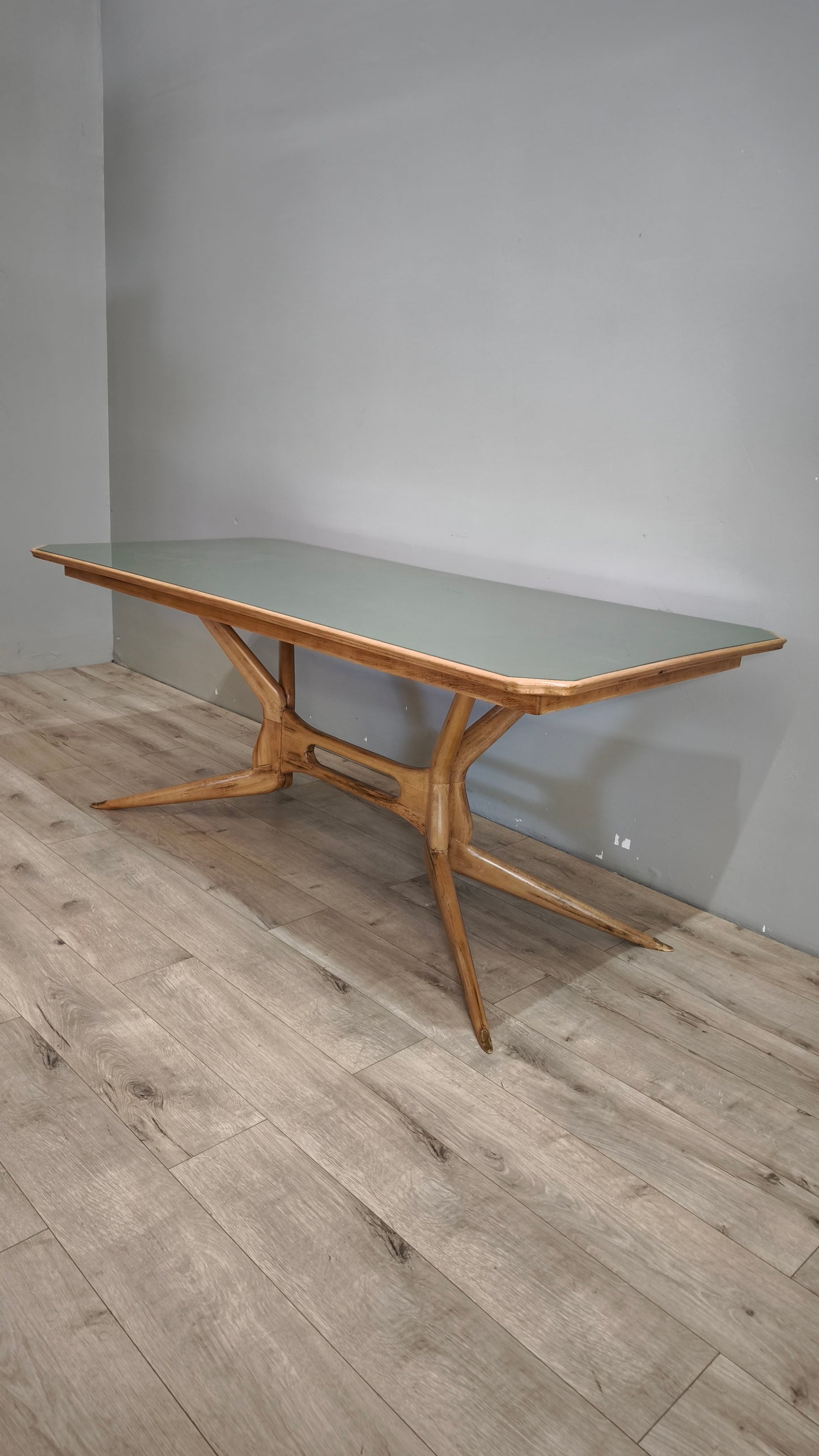 92594 Tavolo basso anni '50/'60 italiano in legno massello di faggio con piano in vetro verde salvia
