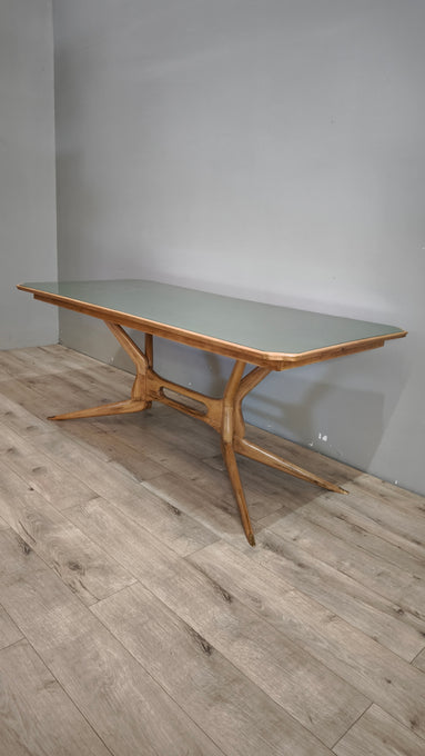92594 Tavolo basso anni '50/'60 italiano in legno massello di faggio con piano in vetro verde salvia