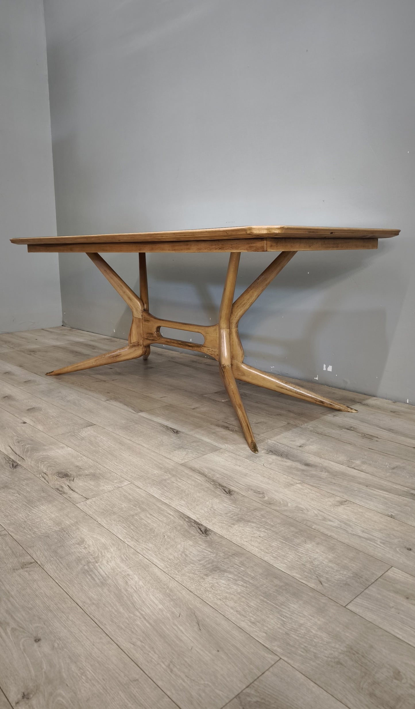 92594 Tavolo basso anni '50/'60 italiano in legno massello di faggio con piano in vetro verde salvia
