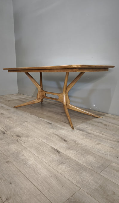92594 Tavolo basso anni '50/'60 italiano in legno massello di faggio con piano in vetro verde salvia
