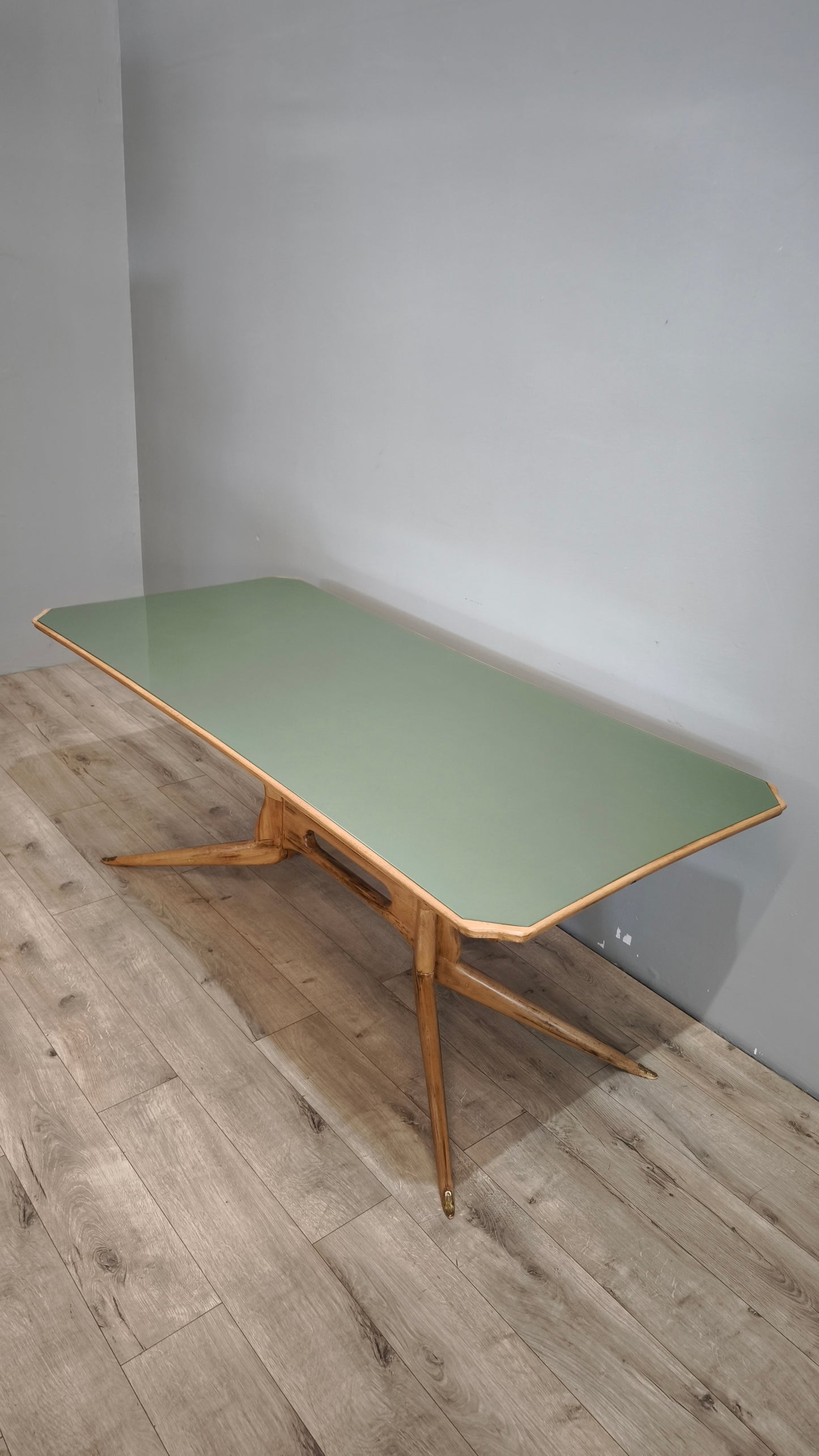 92594 Tavolo basso anni '50/'60 italiano in legno massello di faggio con piano in vetro verde salvia