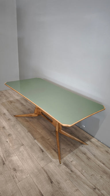 92594 Tavolo basso anni '50/'60 italiano in legno massello di faggio con piano in vetro verde salvia