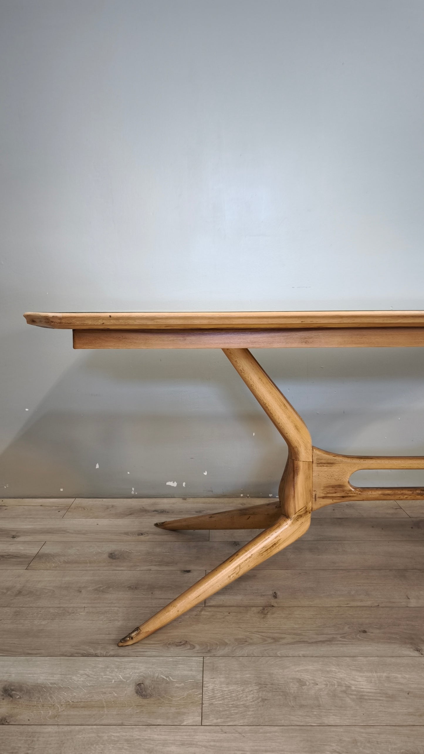 92594 Tavolo basso anni '50/'60 italiano in legno massello di faggio con piano in vetro verde salvia
