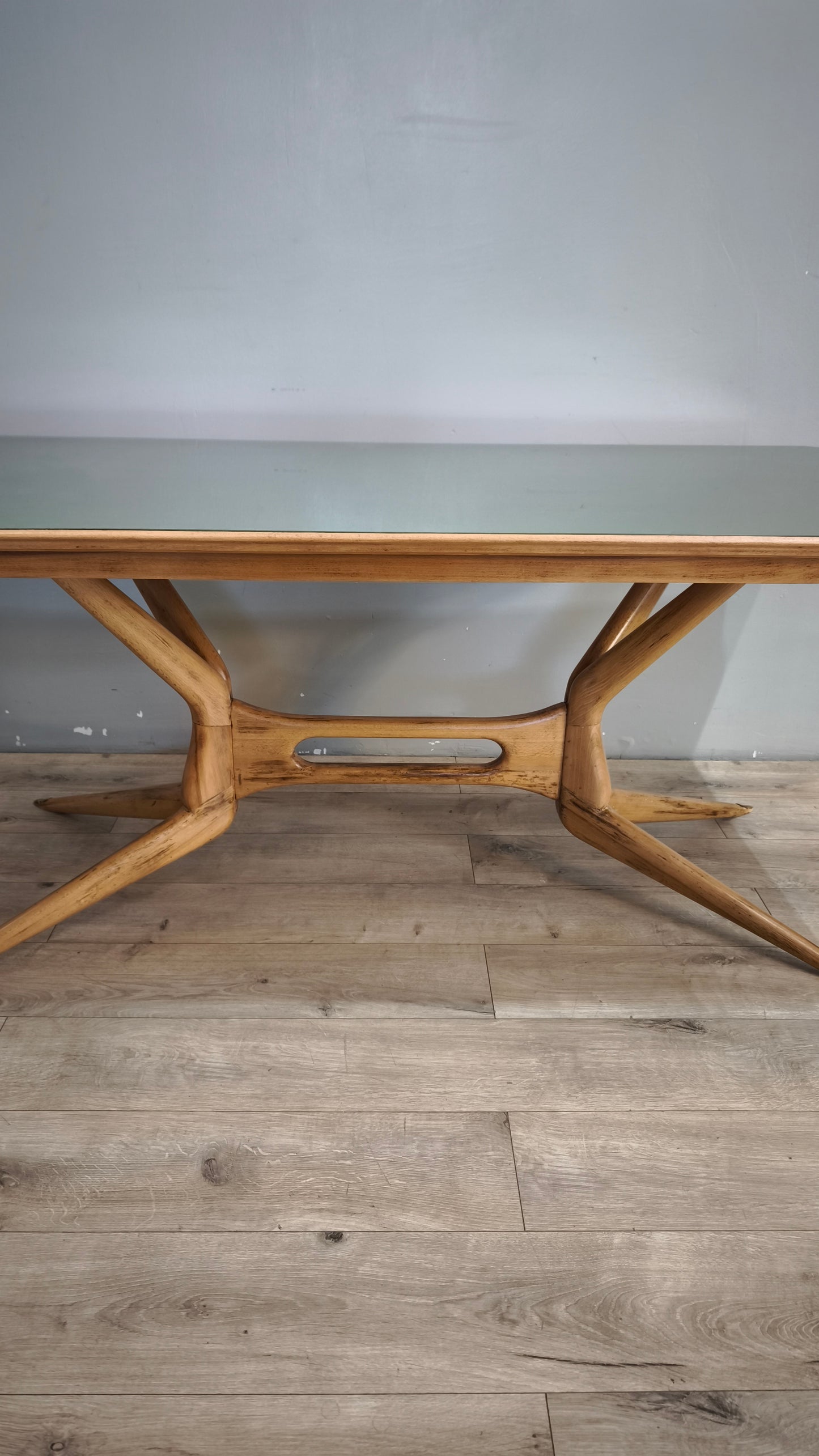 92594 Tavolo basso anni '50/'60 italiano in legno massello di faggio con piano in vetro verde salvia