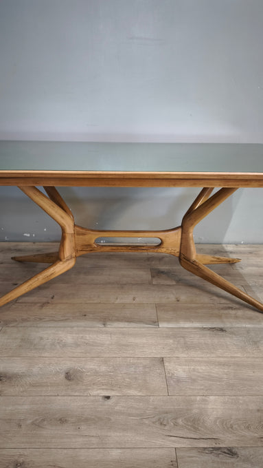 92594 Tavolo basso anni '50/'60 italiano in legno massello di faggio con piano in vetro verde salvia