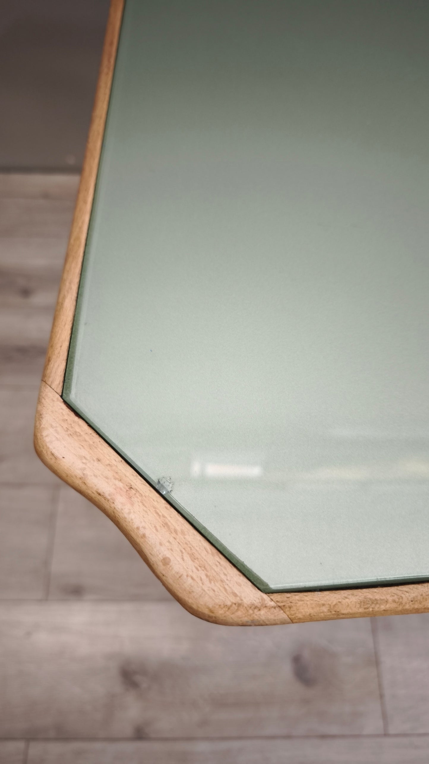 92594 Tavolo basso anni '50/'60 italiano in legno massello di faggio con piano in vetro verde salvia