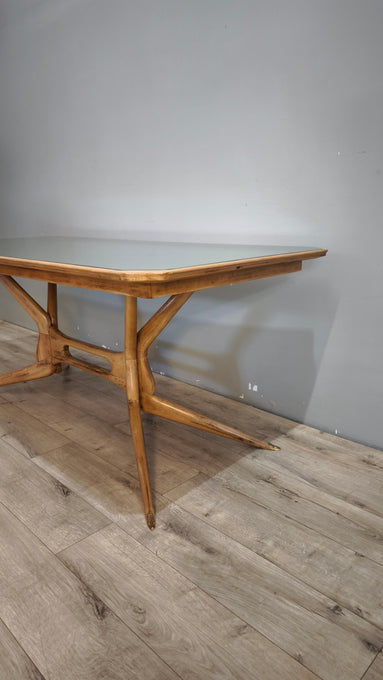 92594 Tavolo basso anni '50/'60 italiano in legno massello di faggio con piano in vetro verde salvia