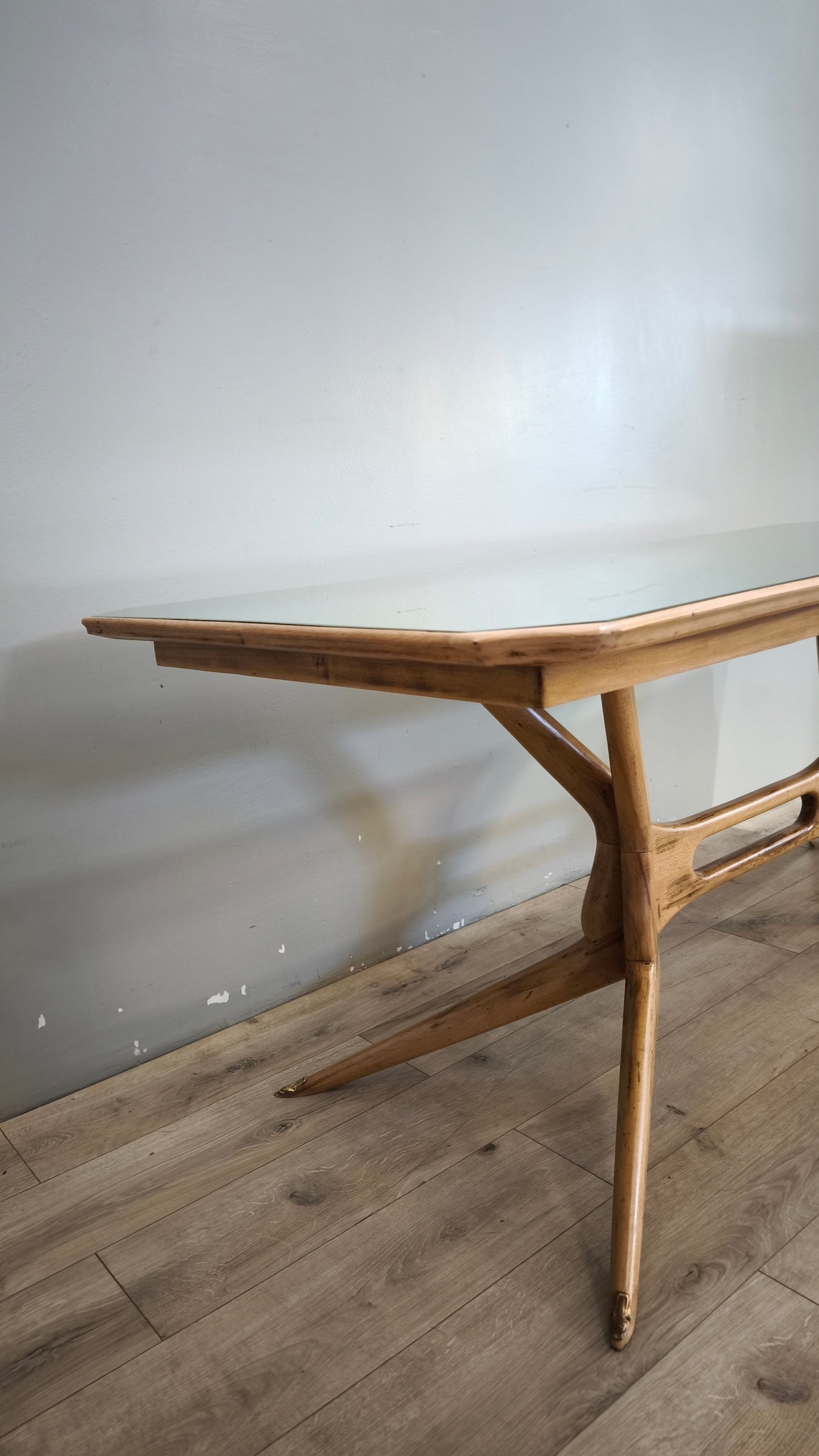 92594 Tavolo basso anni '50/'60 italiano in legno massello di faggio con piano in vetro verde salvia