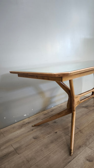 92594 Tavolo basso anni '50/'60 italiano in legno massello di faggio con piano in vetro verde salvia