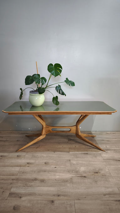 92594 Tavolo basso anni '50/'60 italiano in legno massello di faggio con piano in vetro verde salvia