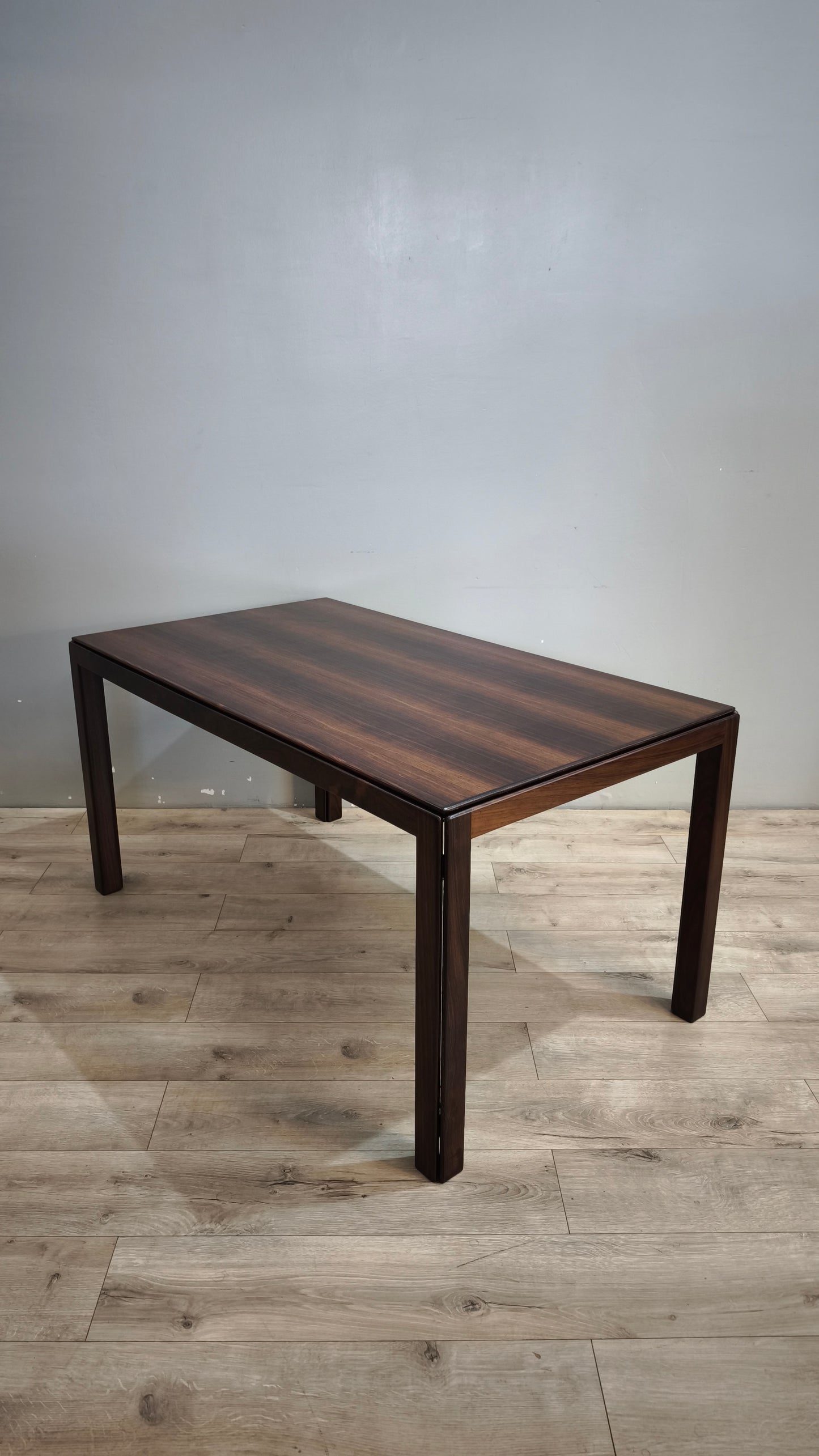 92595 Tavolo anni '60 in legno massello di palissandro, design italiano