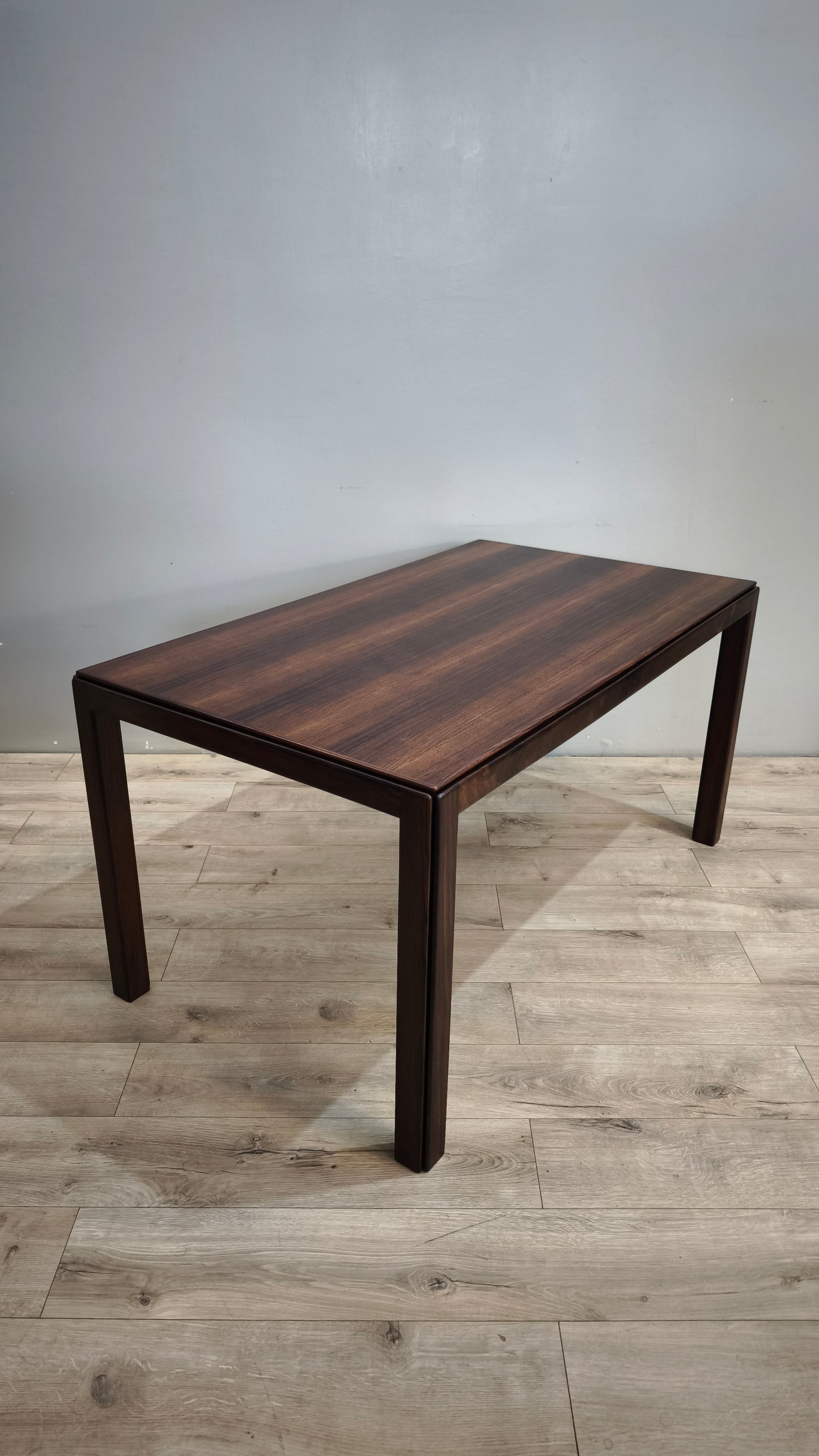 92595 Tavolo anni '60 in legno massello di palissandro, design italiano