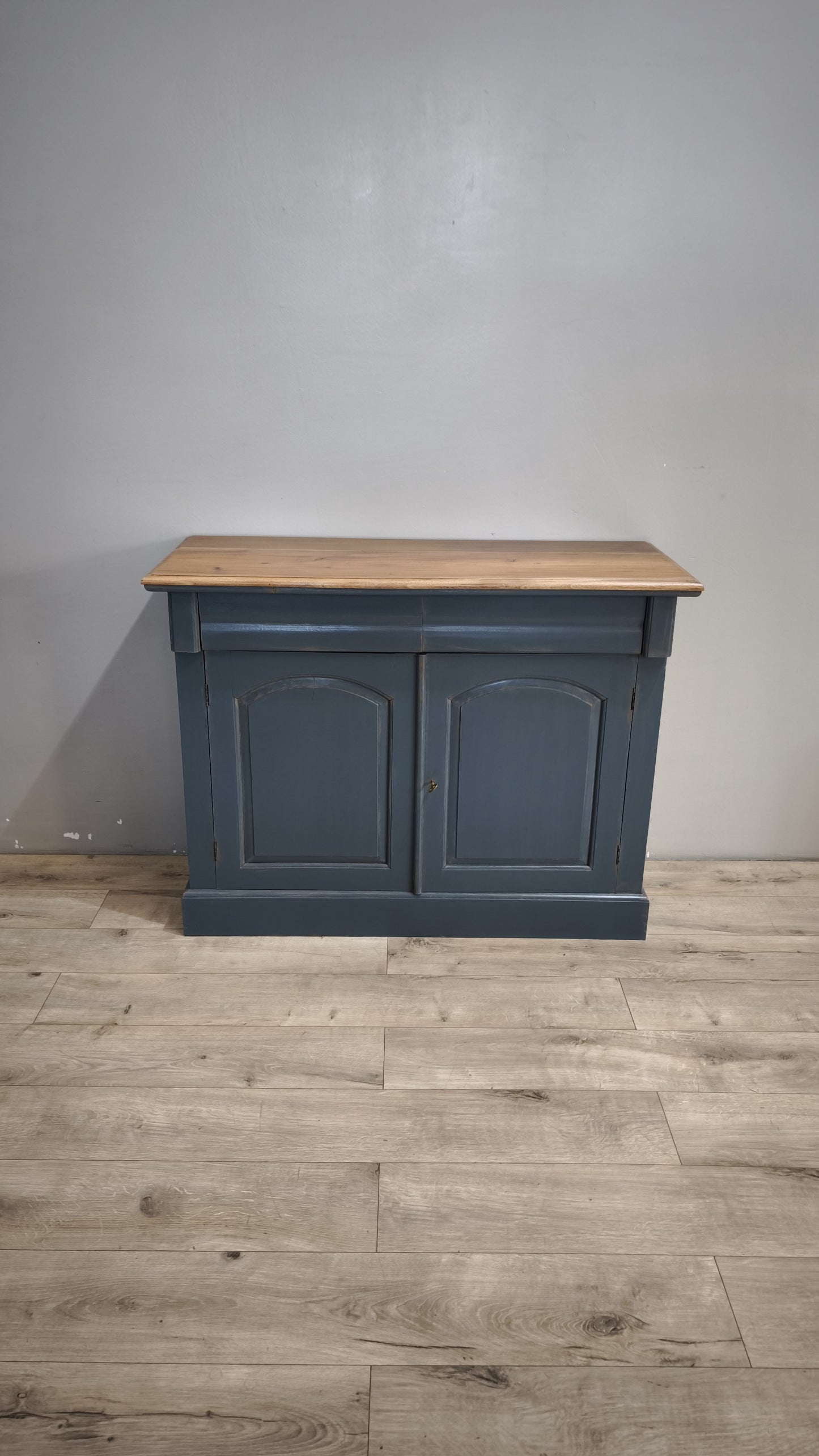 92591 Credenzina due sportelli dipinta azzurra con piano in legno