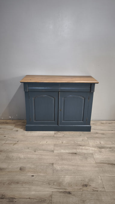 92591 Credenzina due sportelli dipinta azzurra con piano in legno