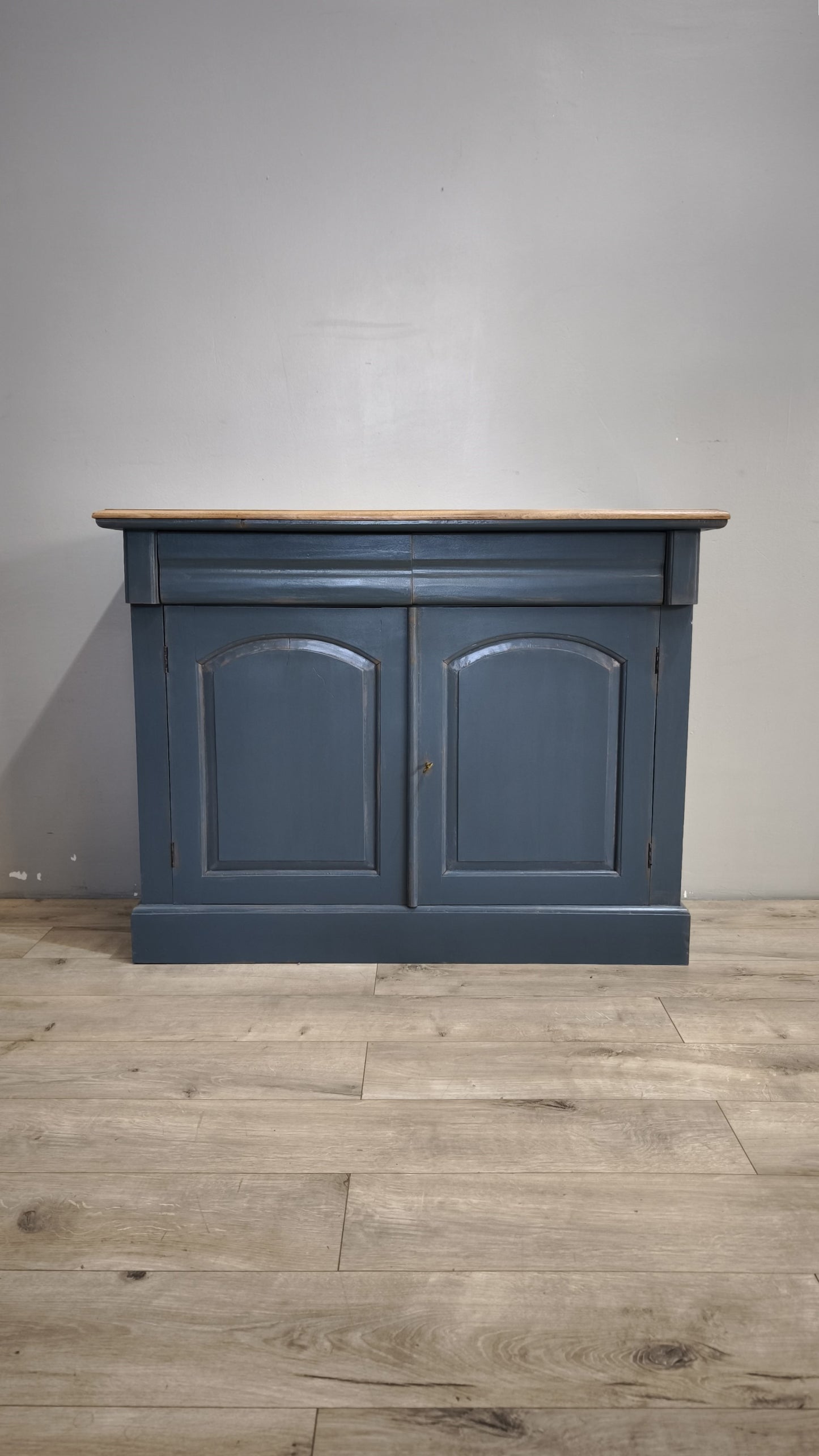 92591 Credenzina due sportelli dipinta azzurra con piano in legno