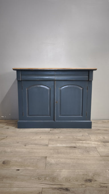 92591 Credenzina due sportelli dipinta azzurra con piano in legno