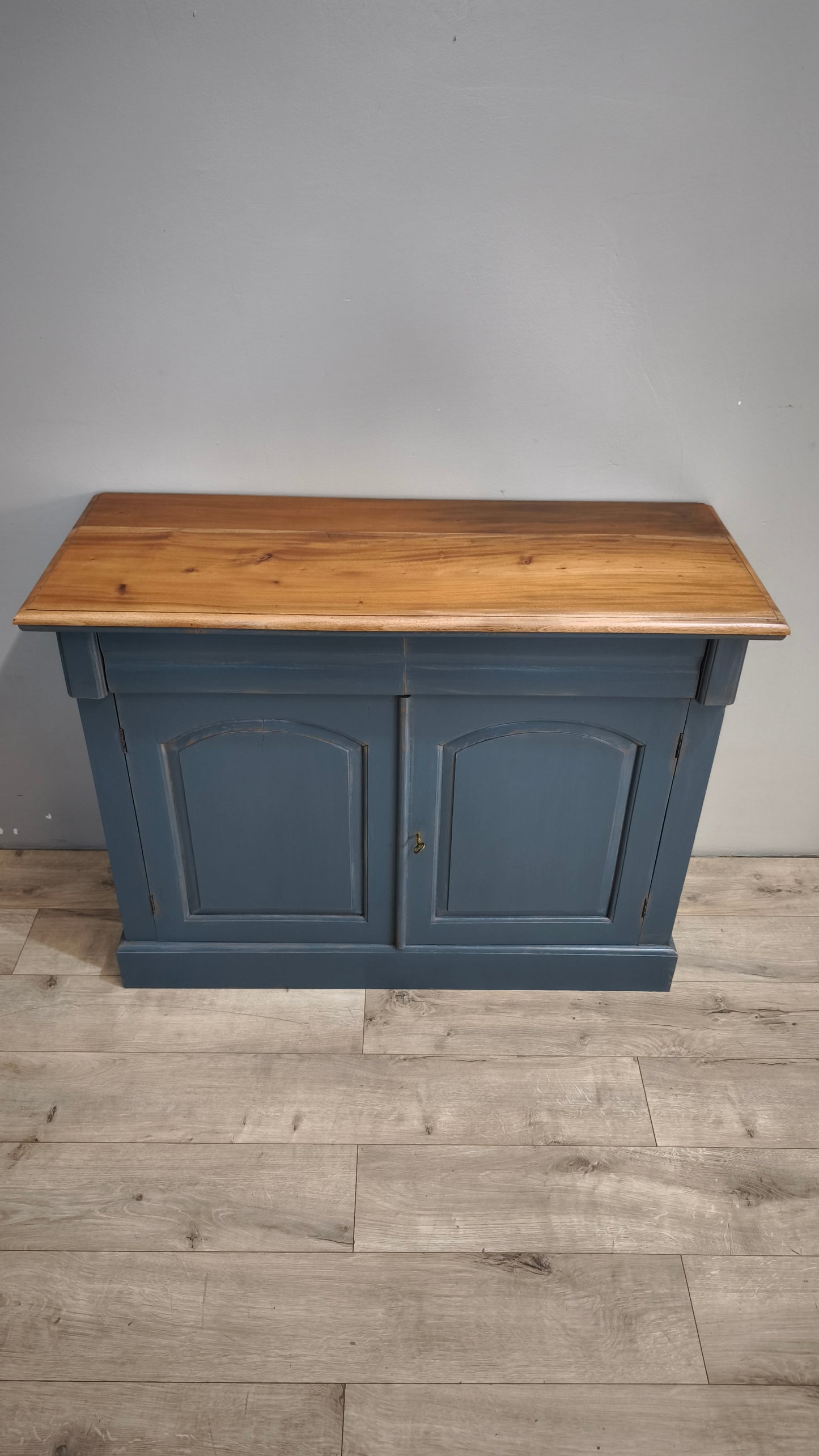 92591 Credenzina due sportelli dipinta azzurra con piano in legno