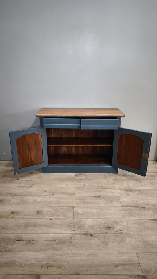 92591 Credenzina due sportelli dipinta azzurra con piano in legno
