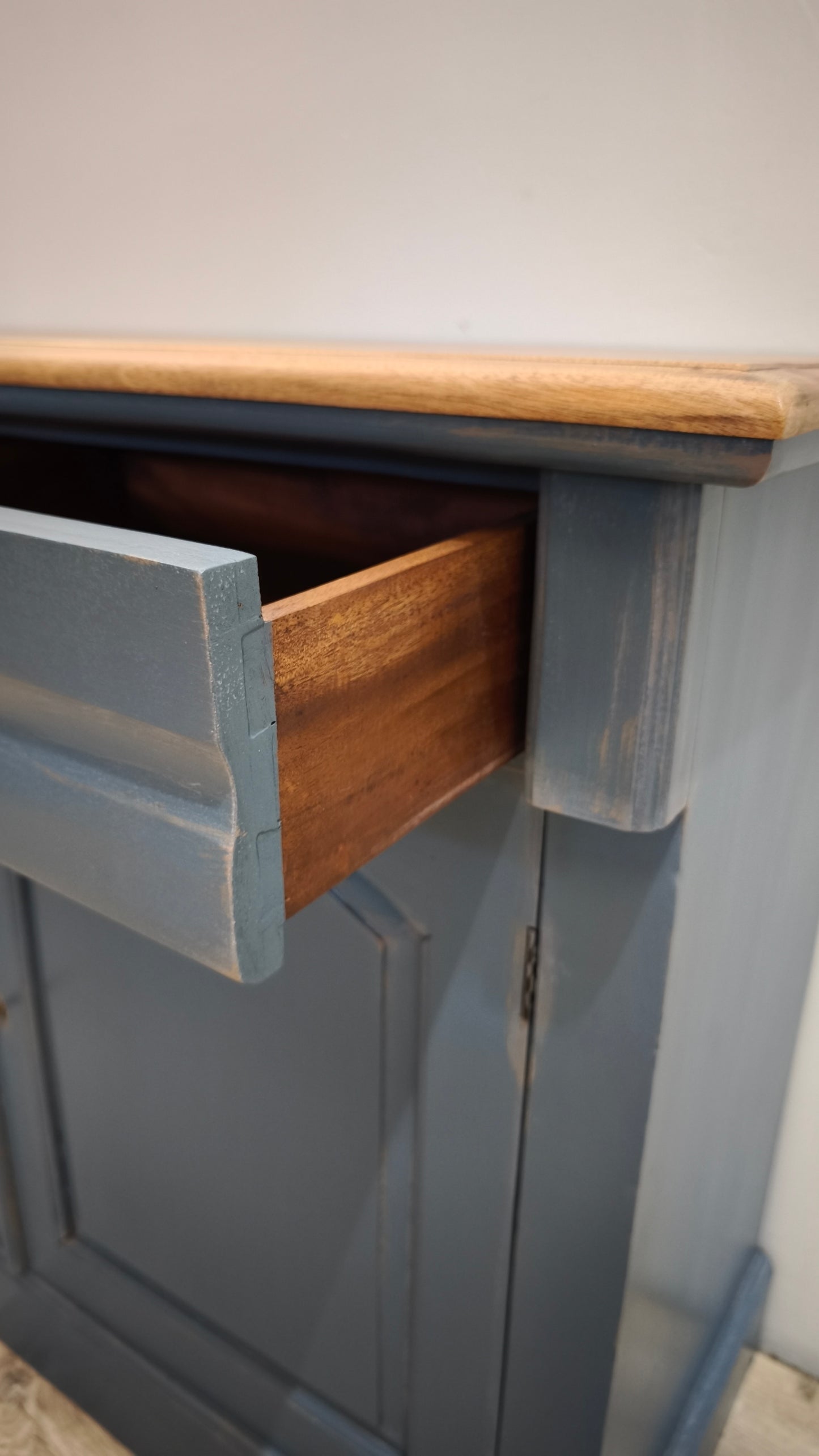 92591 Credenzina due sportelli dipinta azzurra con piano in legno