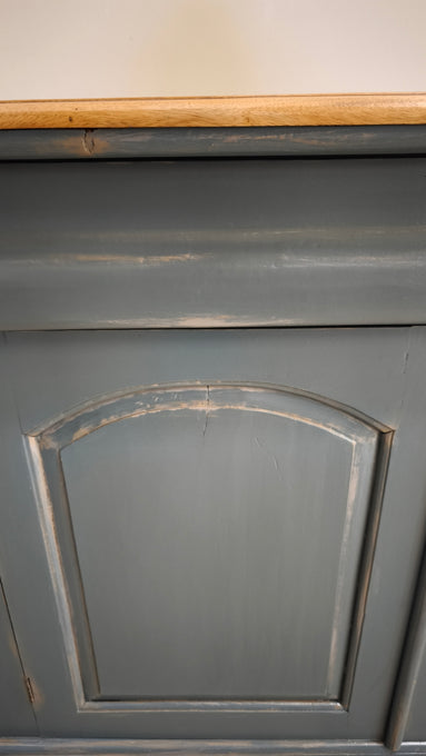 92591 Credenzina due sportelli dipinta azzurra con piano in legno