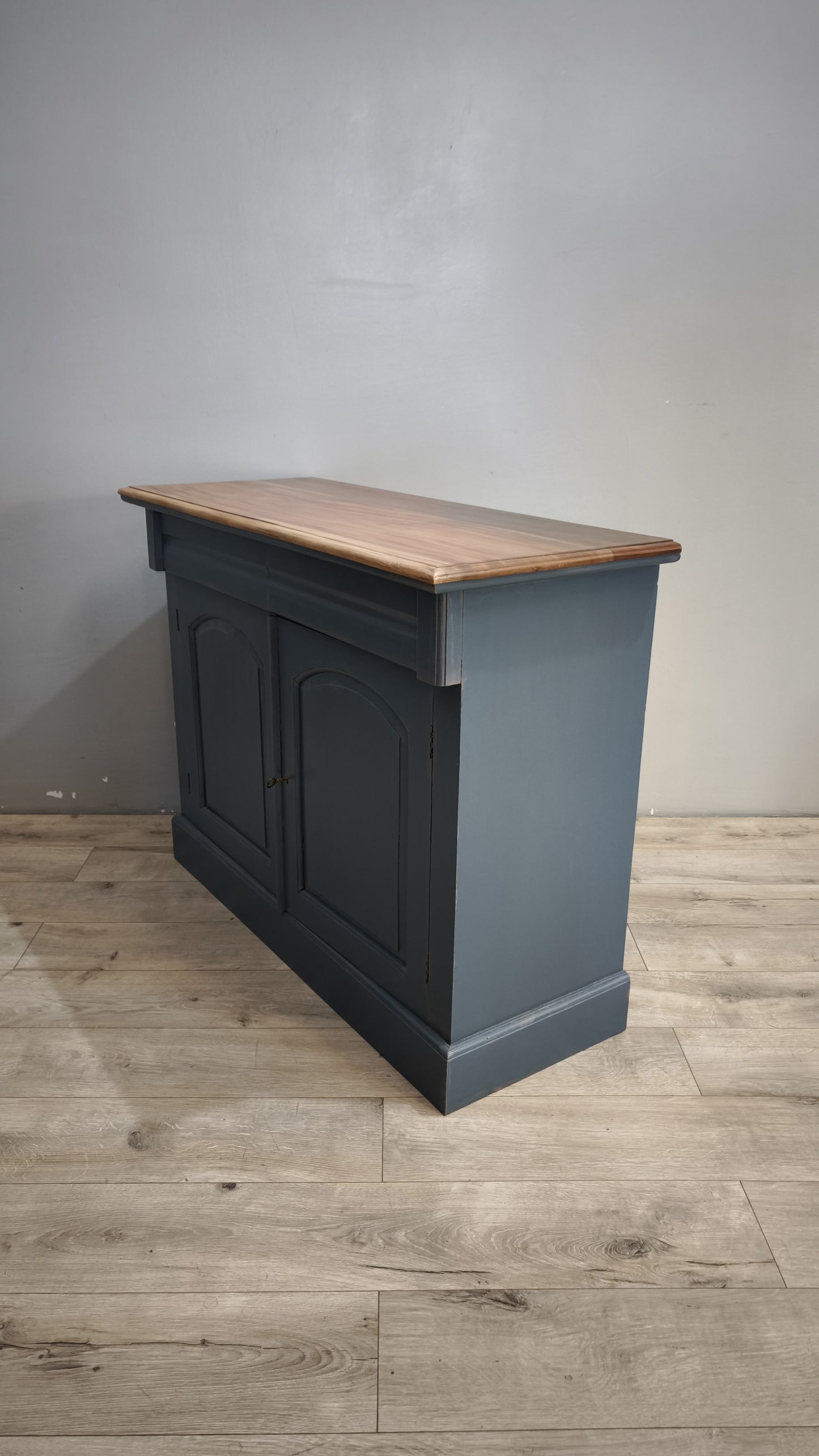 92591 Credenzina due sportelli dipinta azzurra con piano in legno