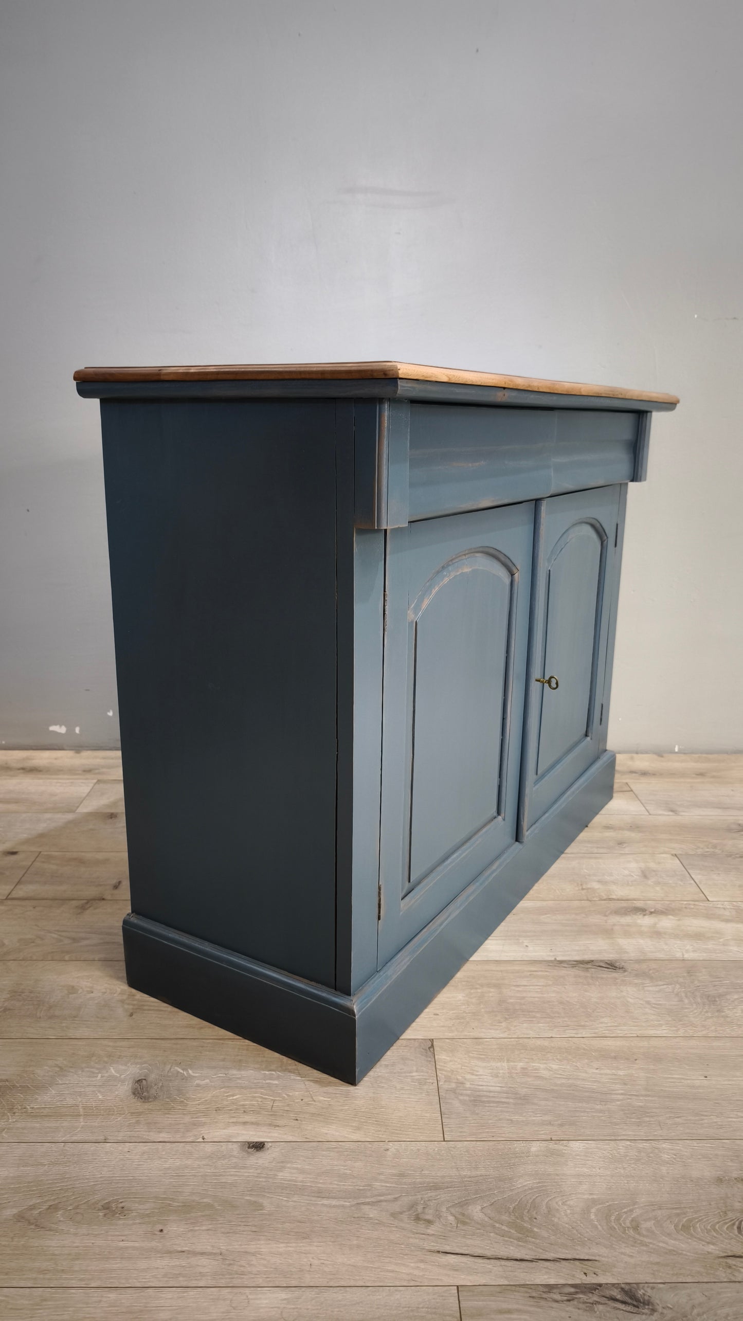 92591 Credenzina due sportelli dipinta azzurra con piano in legno