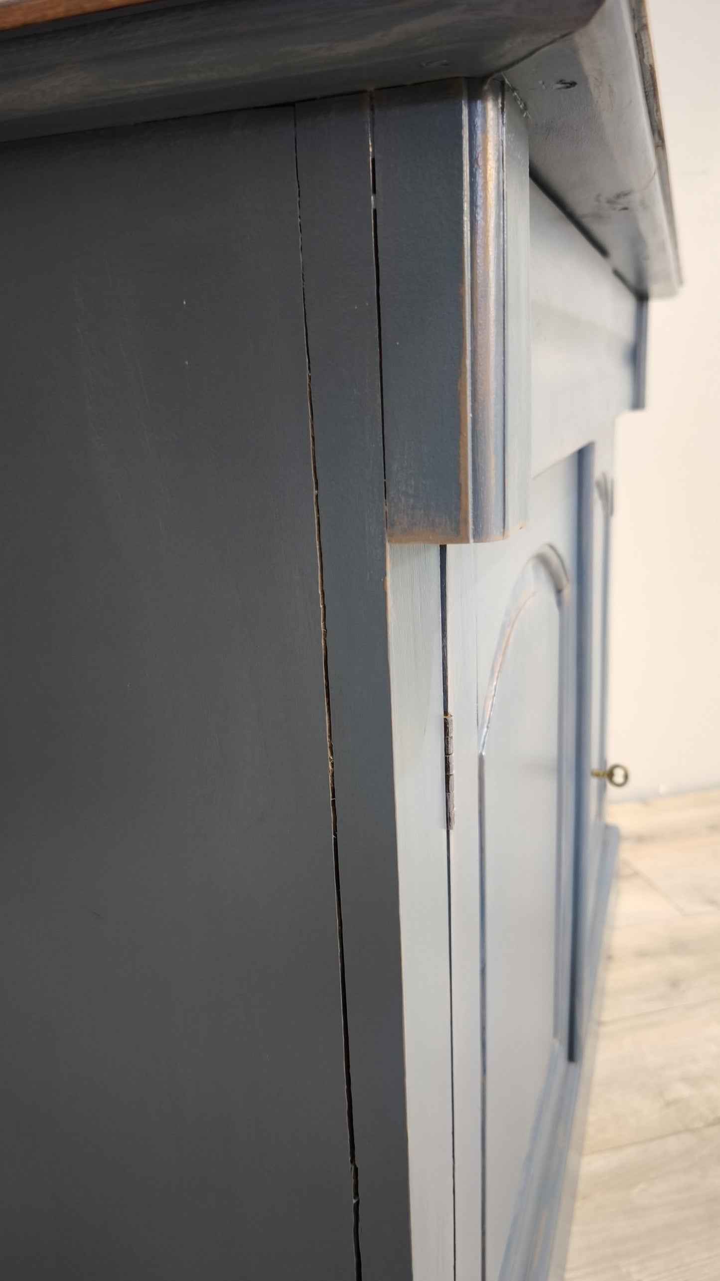 92591 Credenzina due sportelli dipinta azzurra con piano in legno
