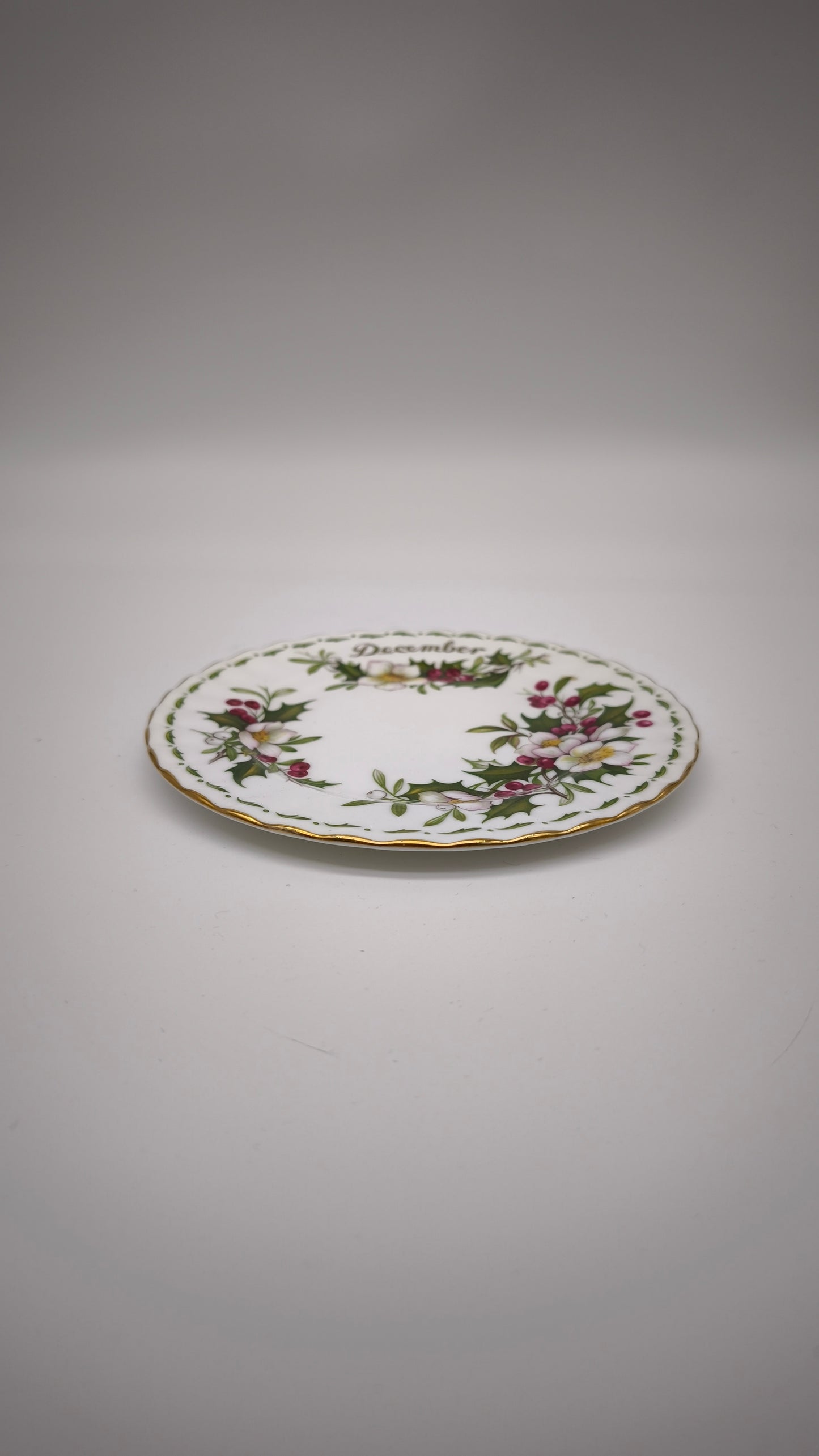 92582 Piatto da dessert in ceramica Royal Albert, Flower of the month series, Christmas rose, December