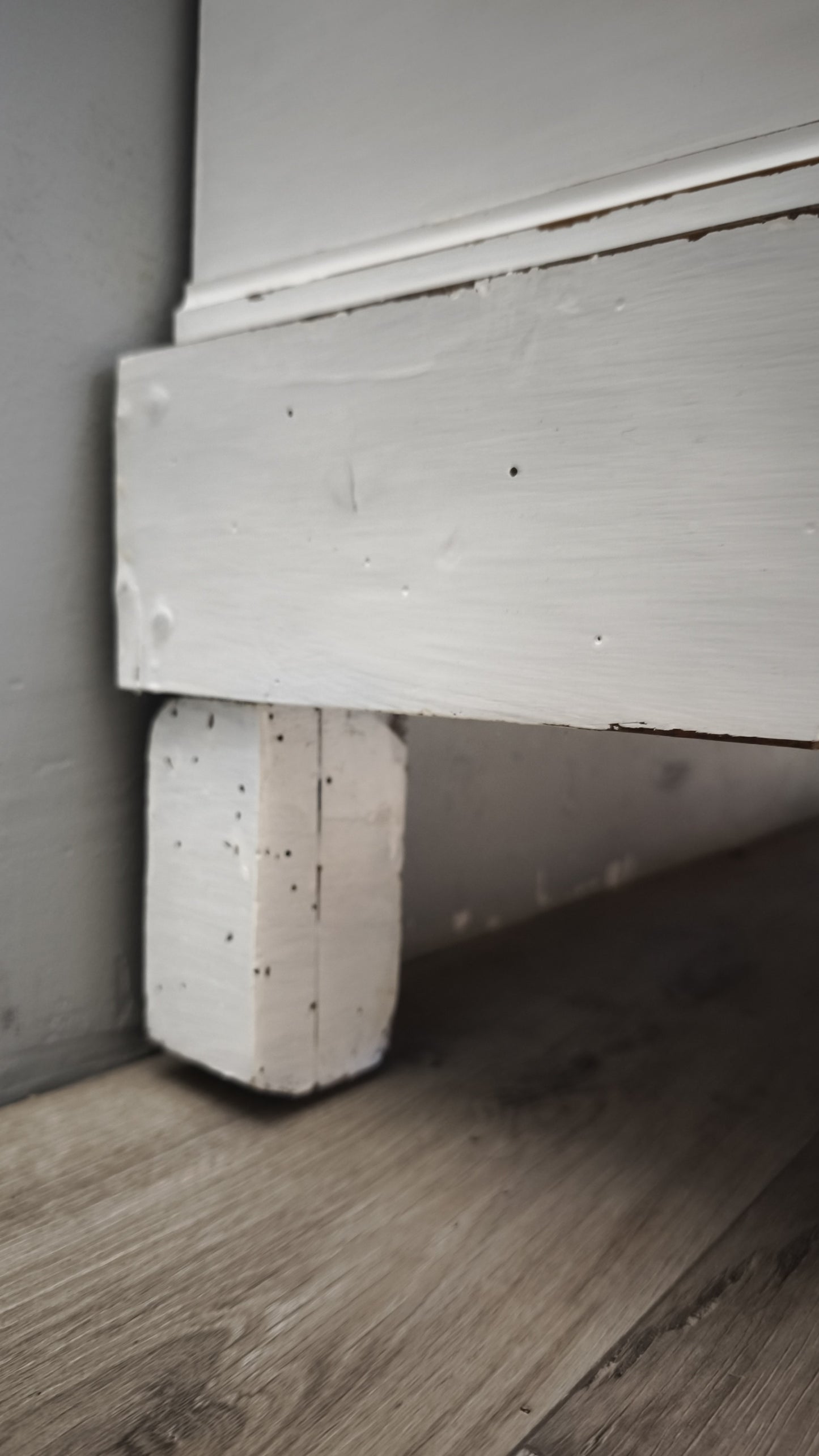 92704 Comò in legno dipinto bianco