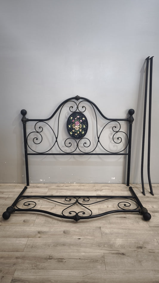 92705 Struttura letto matrimoniale nera in ferro con decorazione a motivo floreale