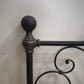 92705 Struttura letto matrimoniale nera in ferro con decorazione a motivo floreale