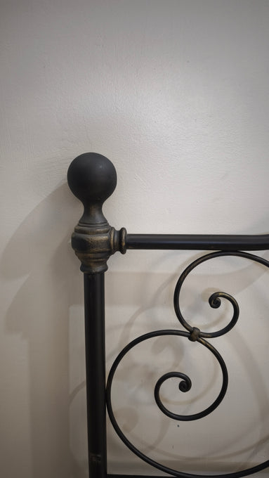 92705 Struttura letto matrimoniale nera in ferro con decorazione a motivo floreale