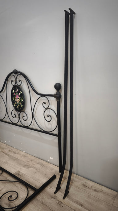92705 Struttura letto matrimoniale nera in ferro con decorazione a motivo floreale