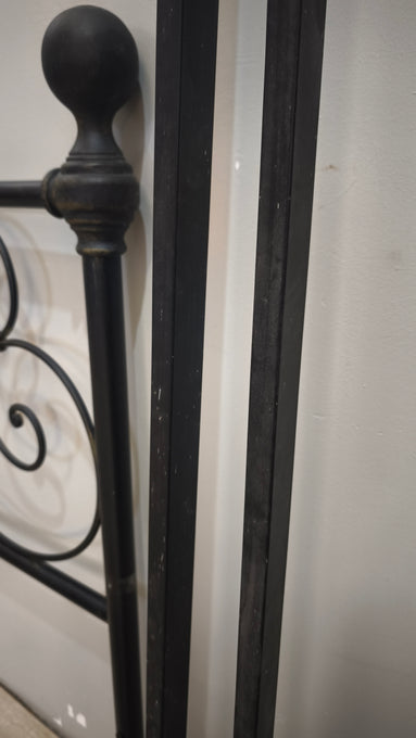 92705 Struttura letto matrimoniale nera in ferro con decorazione a motivo floreale