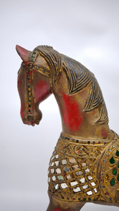 92636 Cavallo in legno decorato