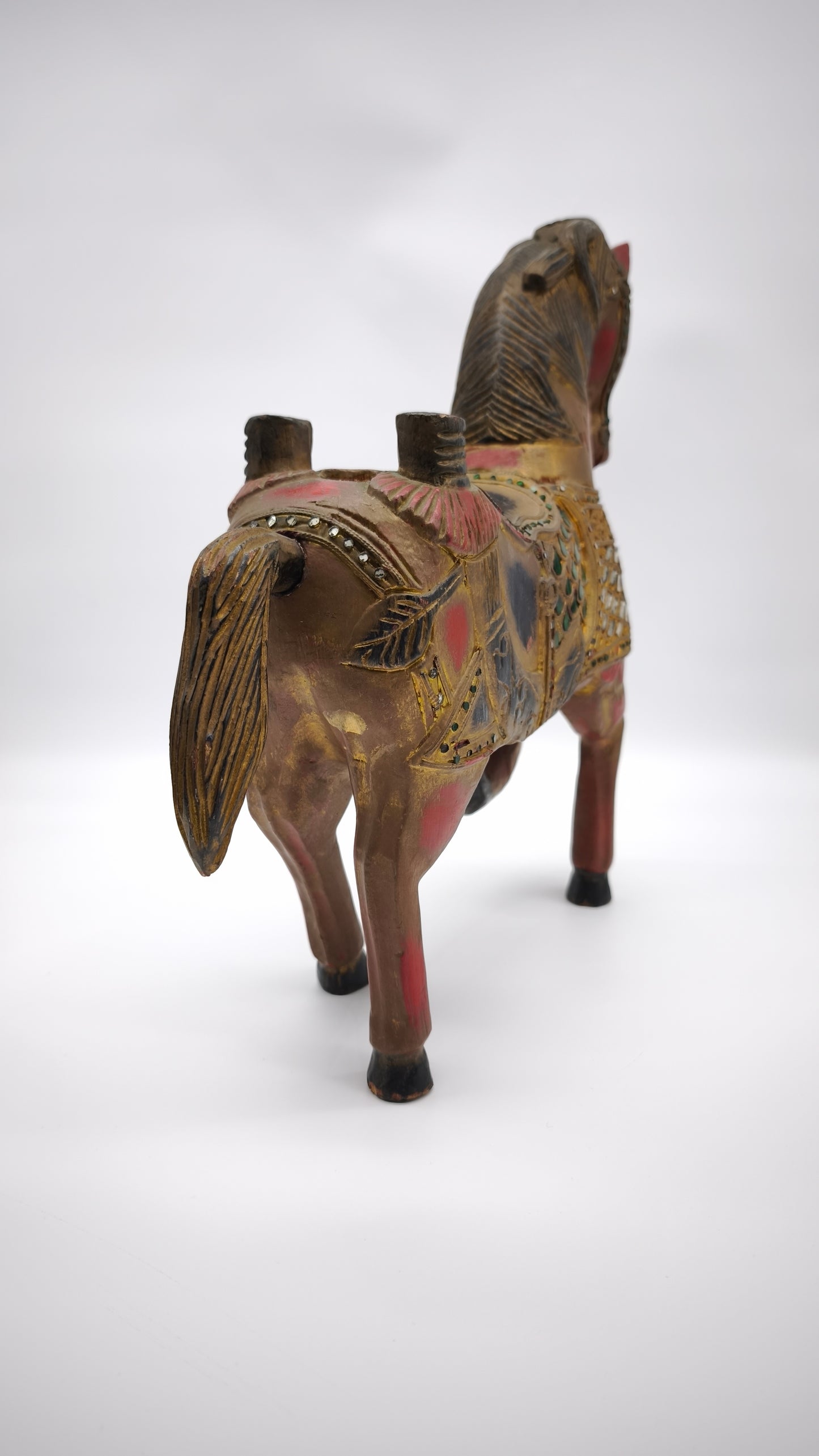 92636 Cavallo in legno decorato