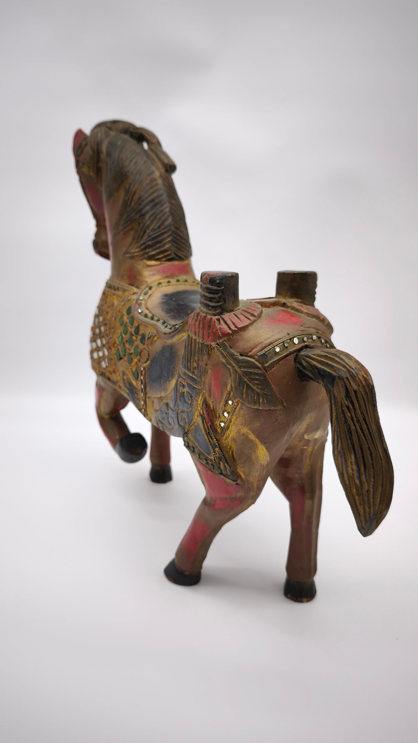 92636 Cavallo in legno decorato