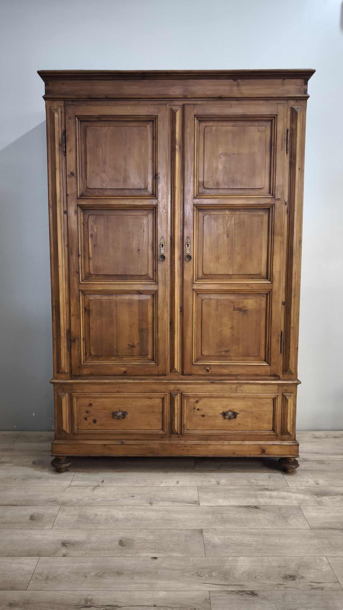 215 Armadio in legno due ante