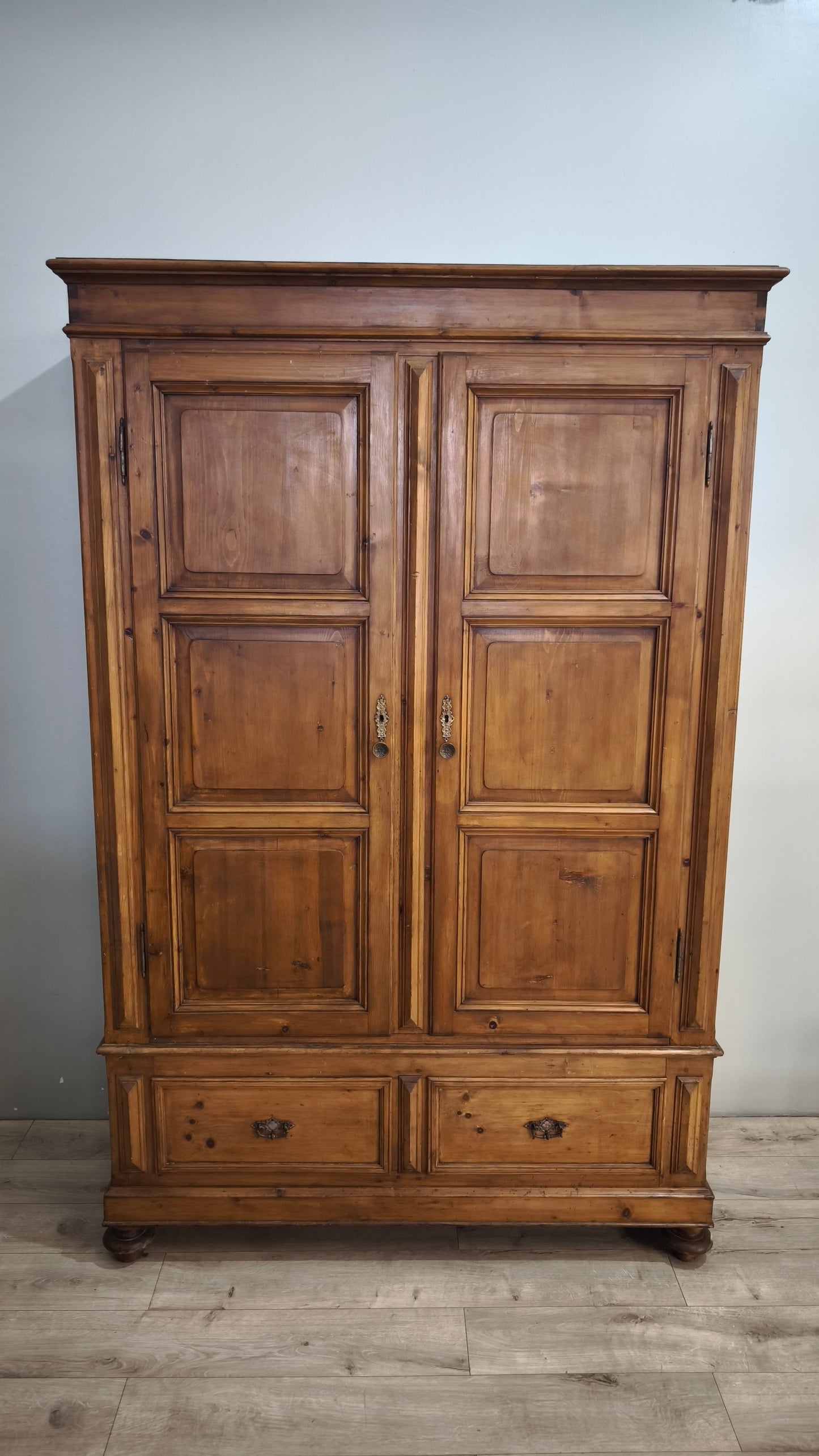215 Armadio in legno due ante