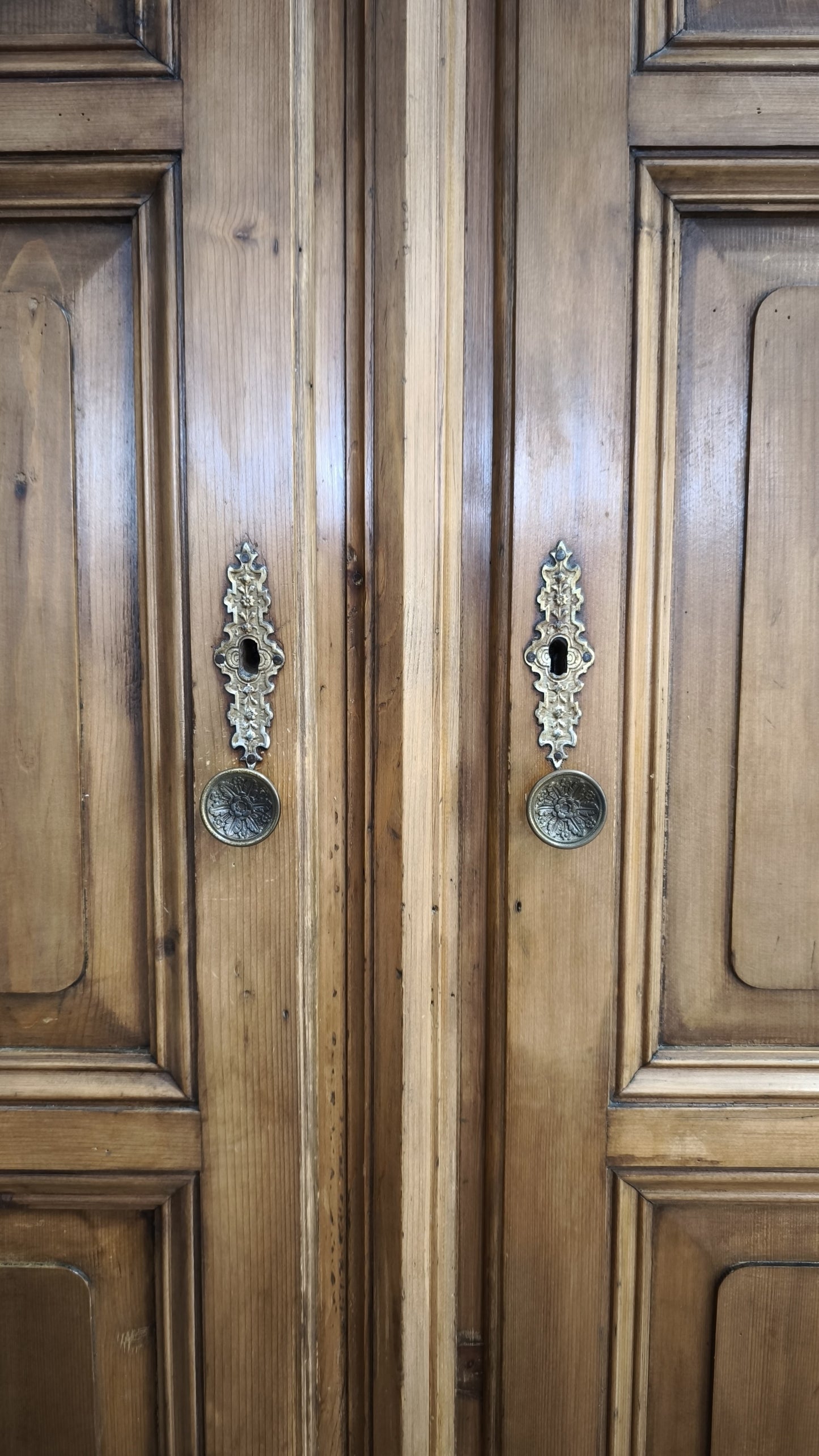 215 Armadio in legno due ante