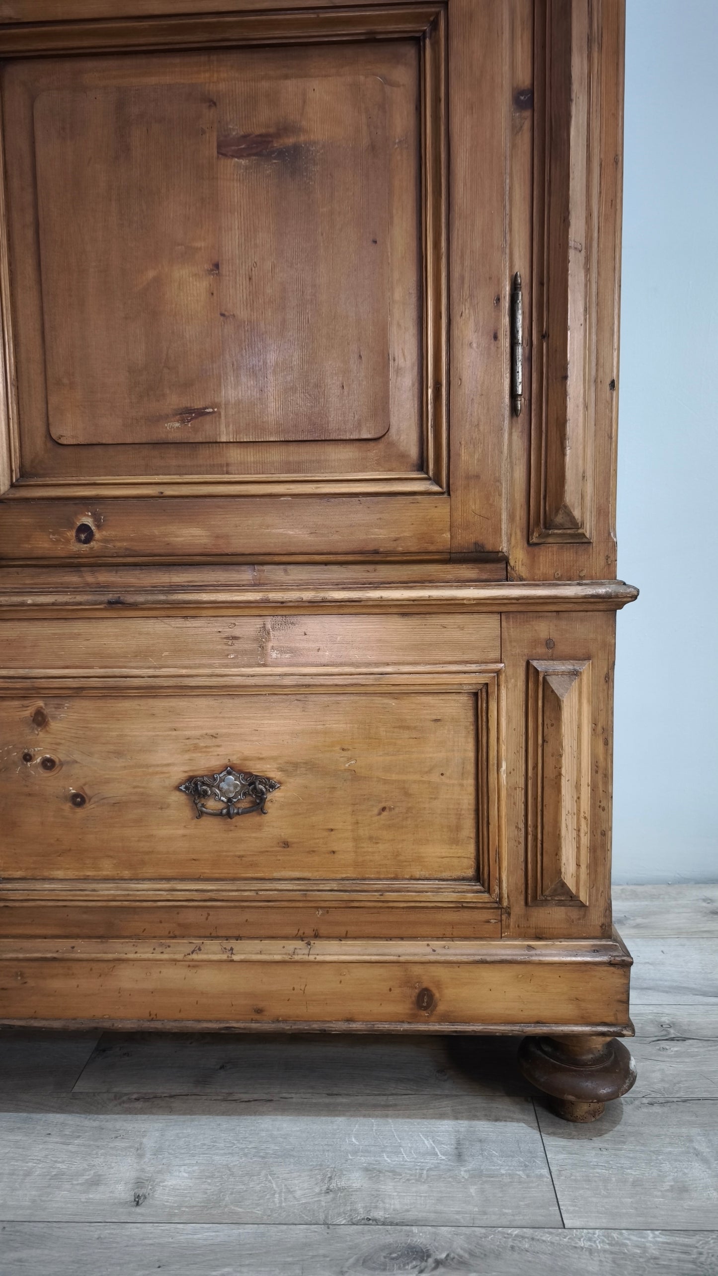 215 Armadio in legno due ante