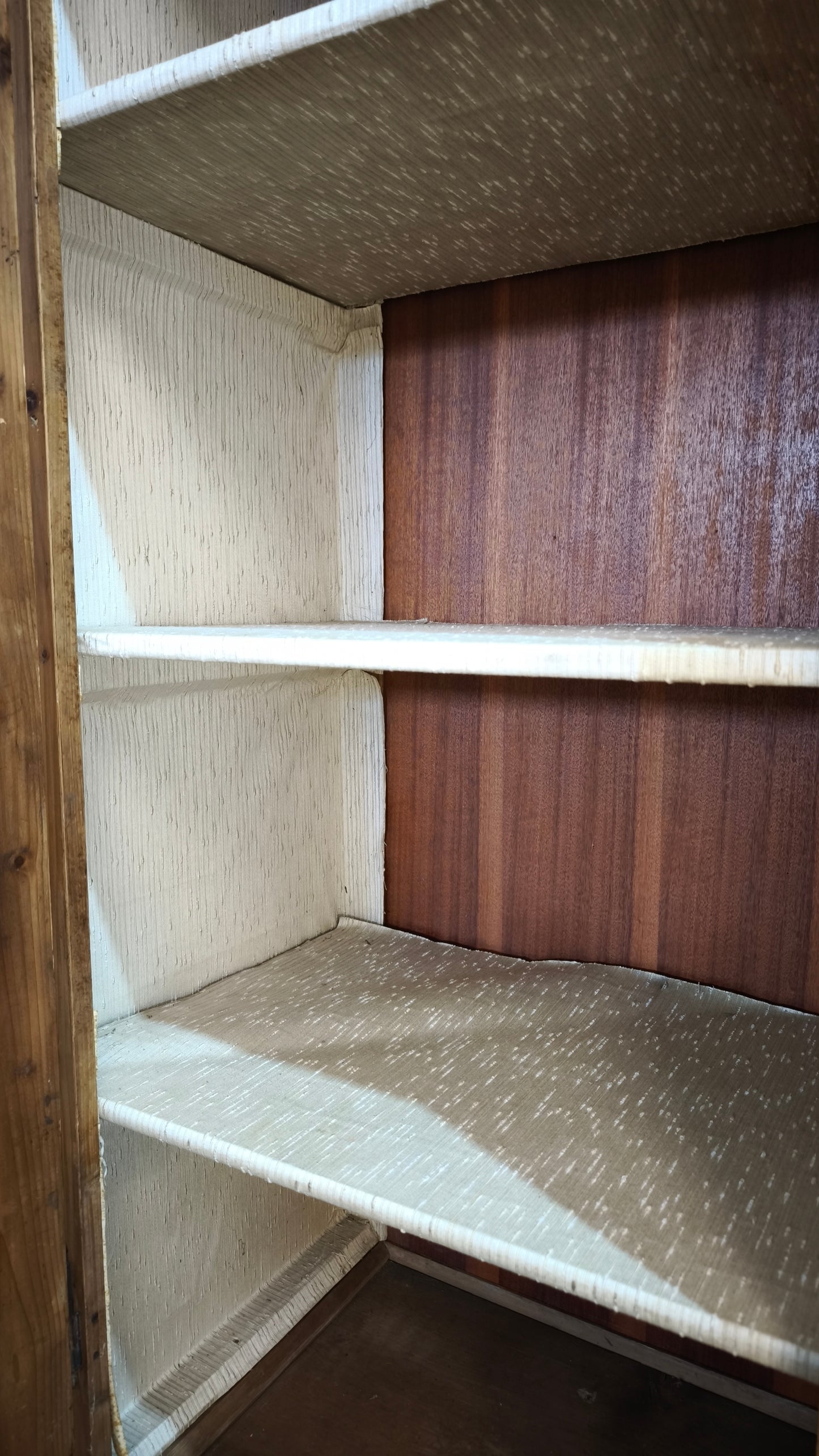 215 Armadio in legno due ante