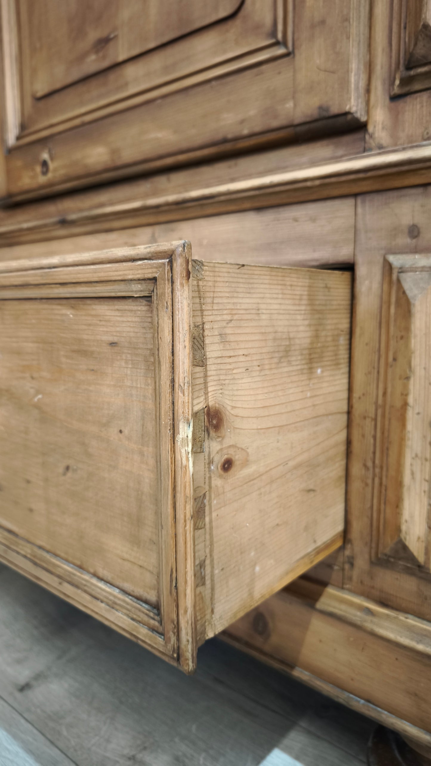 215 Armadio in legno due ante